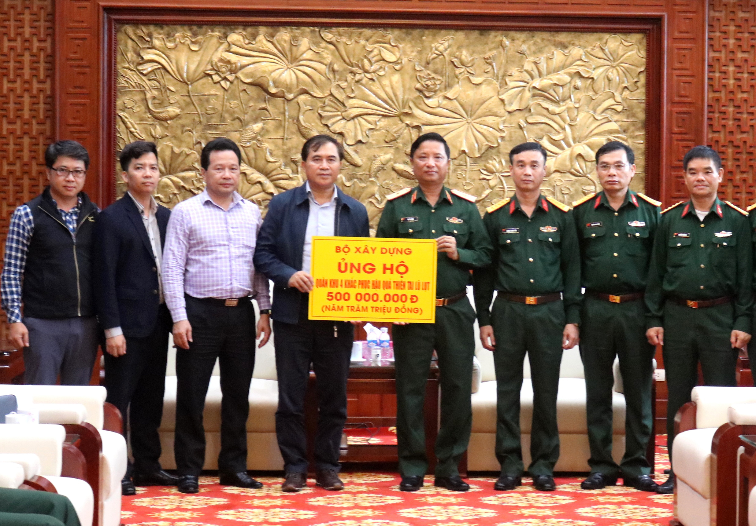 Bộ Xây dựng hỗ trợ Quân khu 4 khắc phục hậu quả mưa lũ